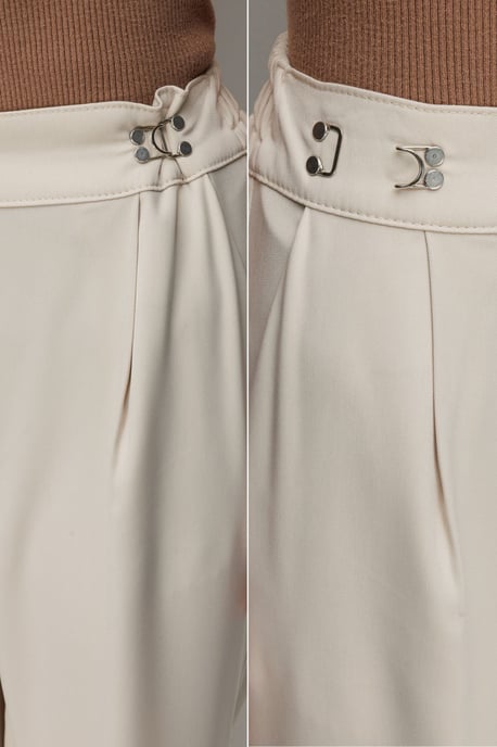 Hochtaillierte weite Hose mit Accessoire-Detail - Image 5