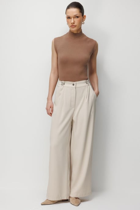 Hochtaillierte weite Hose mit Accessoire-Detail - Image 6