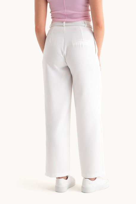 Hochtaillierte Karottenhose mit Gürtel - Image 2