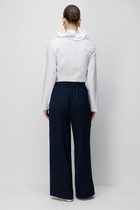 Hochtaillierte Weite Hose mit Accessoire-Detail - Image 6