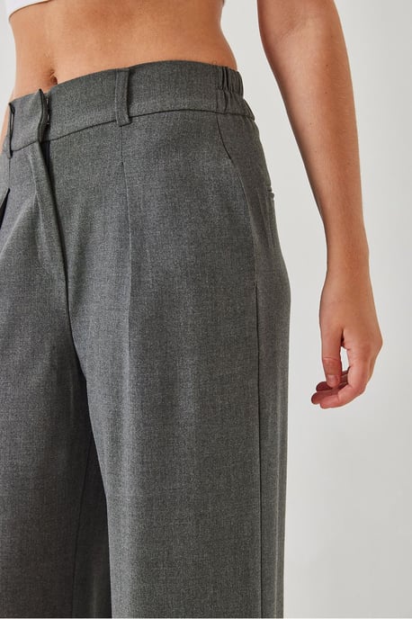 Weite Faltenhose mit Klettverschluss - Image 4