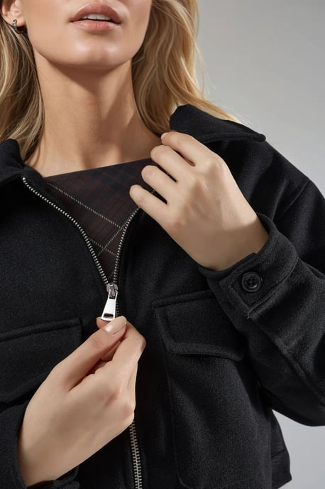 Crop-Gabardine-Jacke mit Reißverschluss und Tasche - Image 6