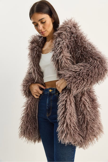 Oversize Kapuzenjacke aus Kunstfell - Image 3