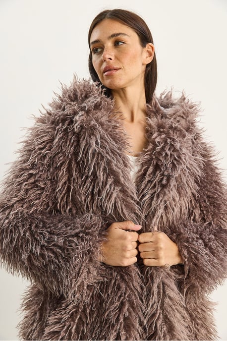 Oversize Kapuzenjacke aus Kunstfell - Image 4