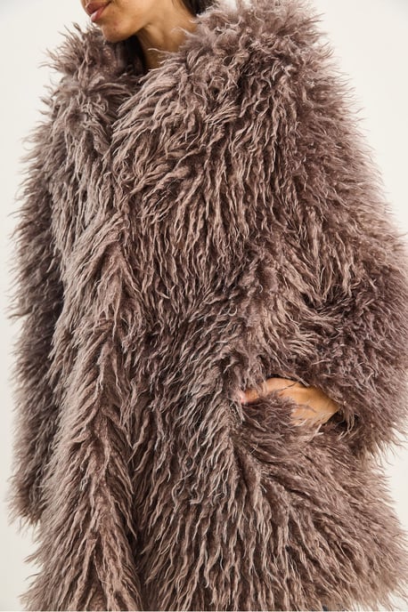 Oversize Kapuzenjacke aus Kunstfell - Image 6