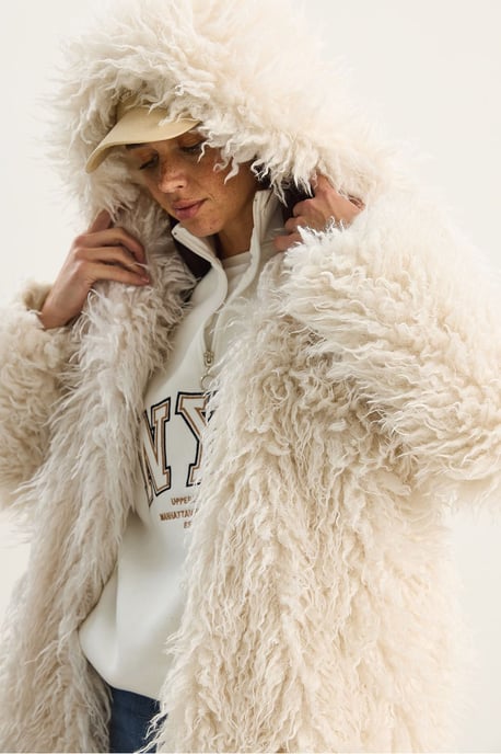 Oversize Kapuzenjacke aus Kunstpelz - Image 4