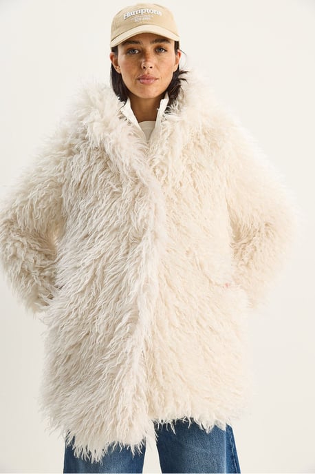 Oversize Kapuzenjacke aus Kunstpelz - Image 5