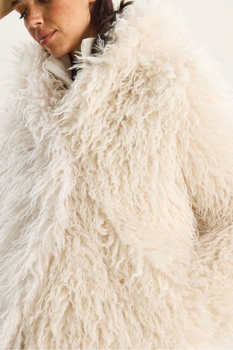 Oversize Kapuzenjacke aus Kunstpelz - Image 6