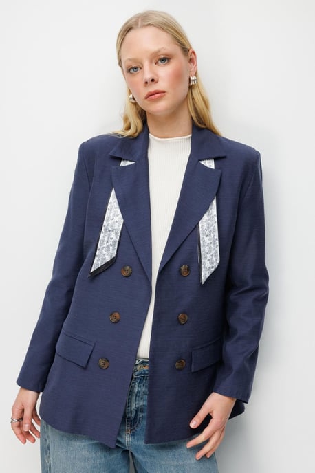 Leinenblazerjacke mit Schal-Detail - Image 4