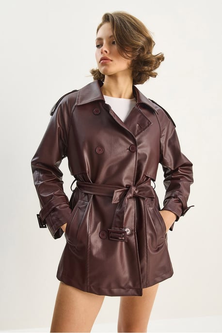 Doppelreihiger Trenchcoat aus Kunstleder - Image 4