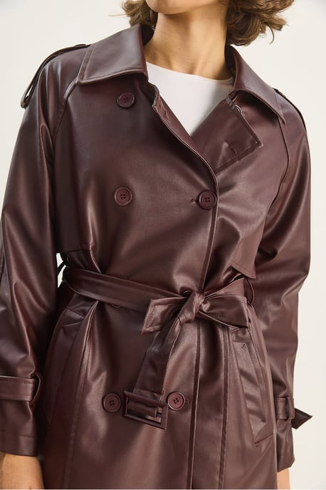Doppelreihiger Trenchcoat aus Kunstleder - Image 6