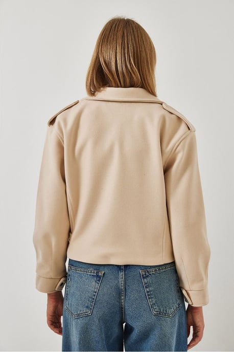 Kurze Gabardinejacke mit Knopf und Tasche - Image 2