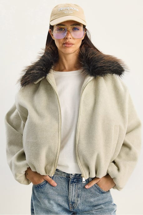 Übergroße Reißverschlussjacke mit Pelzkragen - Image 1