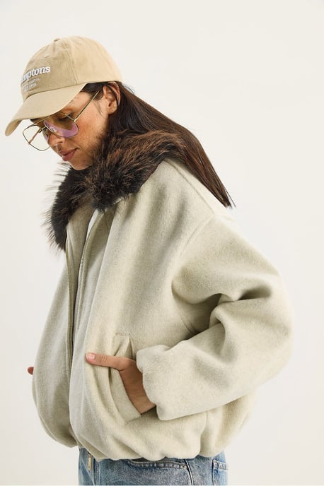 Übergroße Reißverschlussjacke mit Pelzkragen - Image 3
