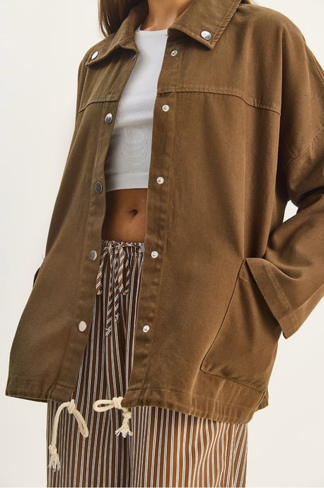 Übergrößige Denim-Button-Up-Jacke - Image 4