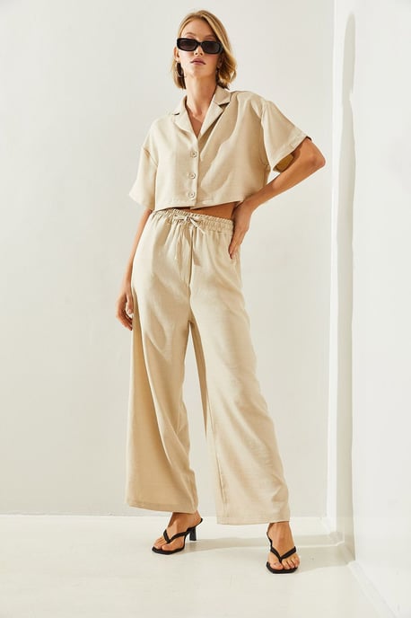 Eingeknöpftes Crop-Shirt und weite Hosen Co-Ord-Set - Image 2