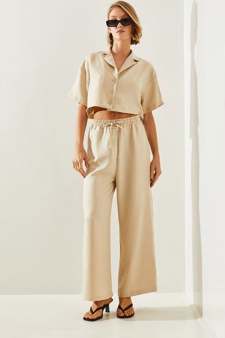 Eingeknöpftes Crop-Shirt und weite Hosen Co-Ord-Set - Image 4