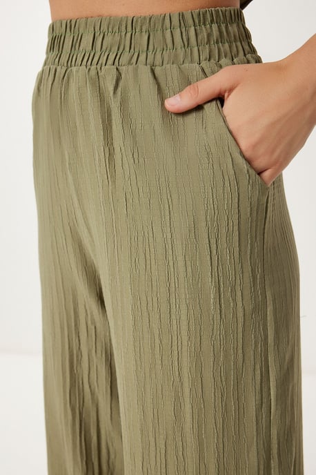 Hoch geschnittenes Zweiteiliges Set mit Hemdkragen und weiteren Hosen - Image 6