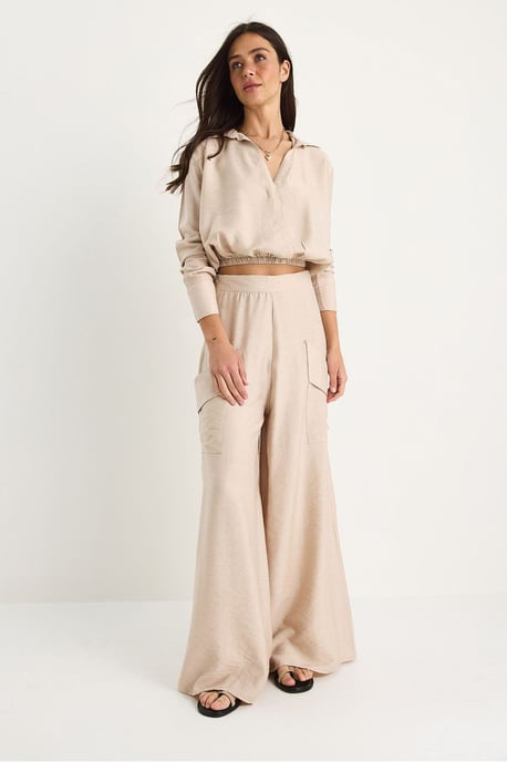 Hochtailliertes V-Ausschnitt Cropped Sweatshirt und Weite Hosen Set - Image 2