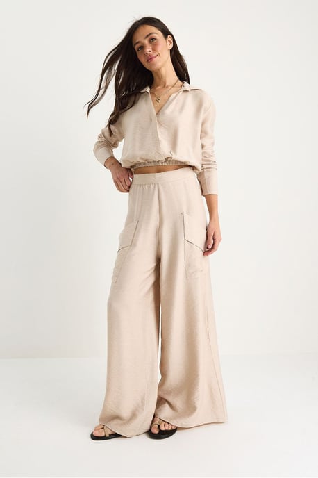 Hochtailliertes V-Ausschnitt Cropped Sweatshirt und Weite Hosen Set - Image 3