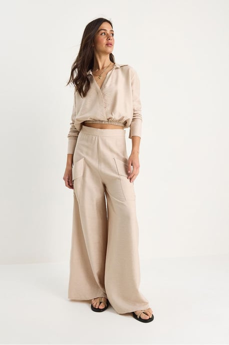 Hochtailliertes V-Ausschnitt Cropped Sweatshirt und Weite Hosen Set - Image 4