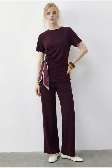 T-Shirt und Hose Zwei-Teiler mit Zubehördetails - Image 2