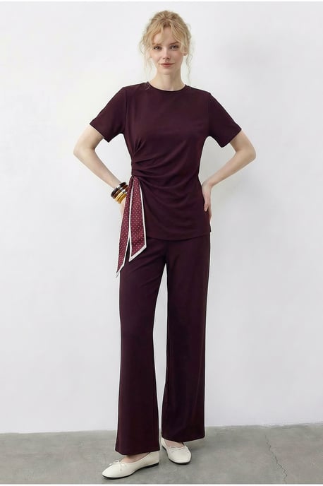 T-Shirt und Hose Zwei-Teiler mit Zubehördetails - Image 3