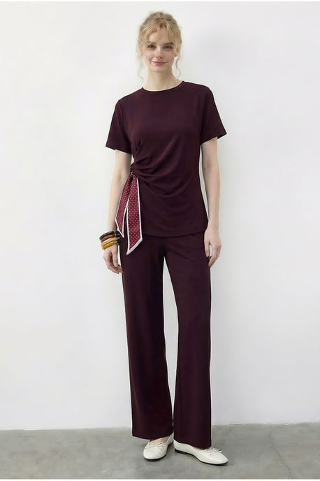 T-Shirt und Hose Zwei-Teiler mit Zubehördetails - Image 4