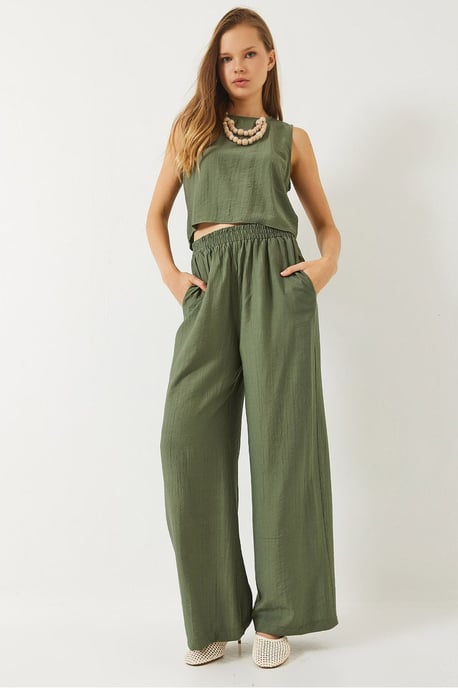 Hochgeschnittenes Crop-T-Shirt und weit geschnittene Hose Set - Image 1