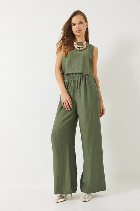 Hochgeschnittenes Crop-T-Shirt und weit geschnittene Hose Set - Image 2