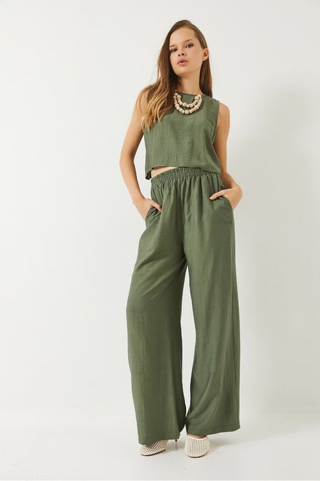 Hochgeschnittenes Crop-T-Shirt und weit geschnittene Hose Set - Image 3