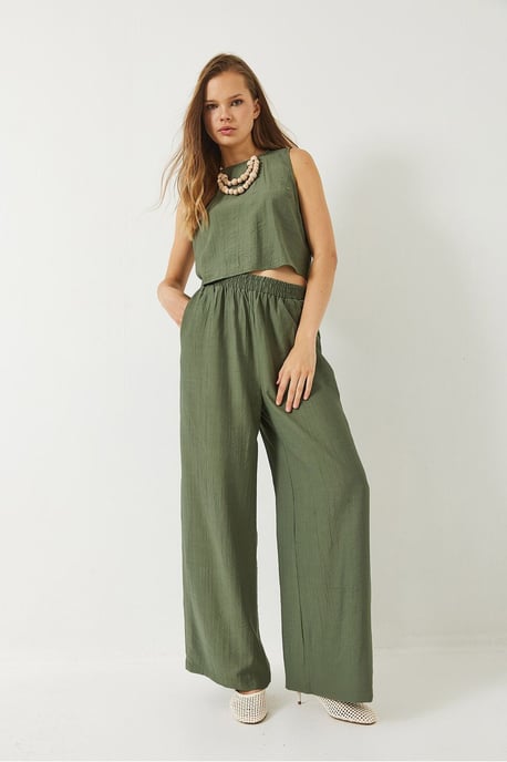 Hochgeschnittenes Crop-T-Shirt und weit geschnittene Hose Set - Image 4