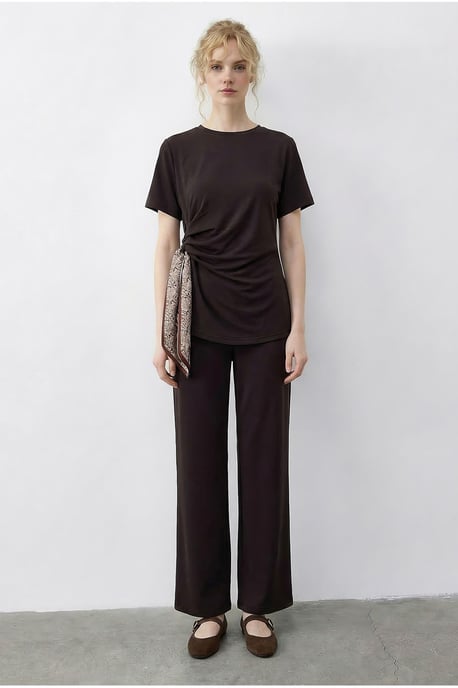 T-Shirt und Hose Set mit Zubehördetails - Image 2