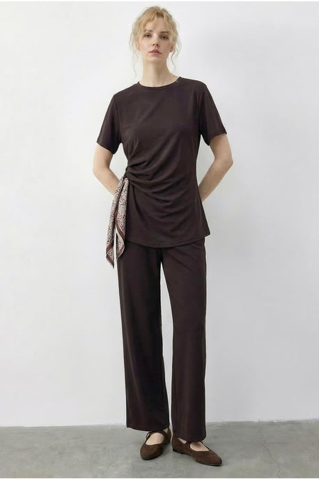 T-Shirt und Hose Set mit Zubehördetails - Image 3