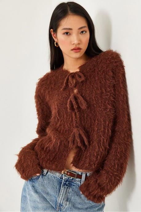 Rüschiger, kurz geschnittener, gerippter Strickcardigan mit Schleifenverschluss - Image 1