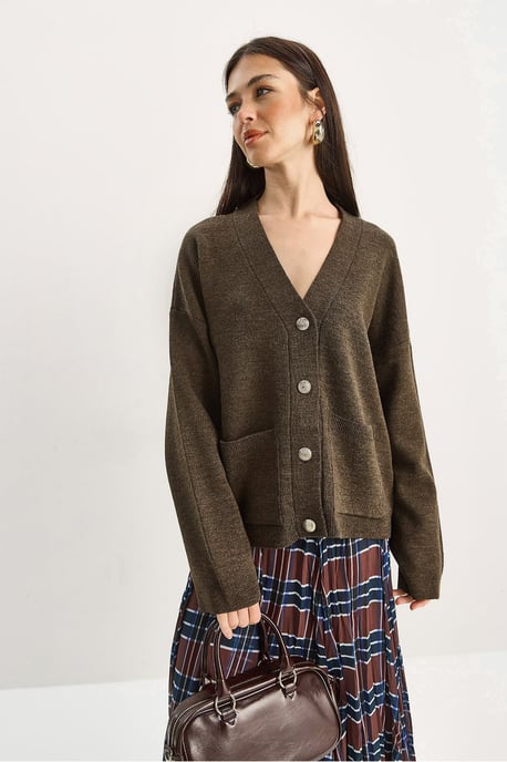 Dicke Rippstrick-V-Ausschnitt-Strickjacke mit Knopfverschluss - Image 2