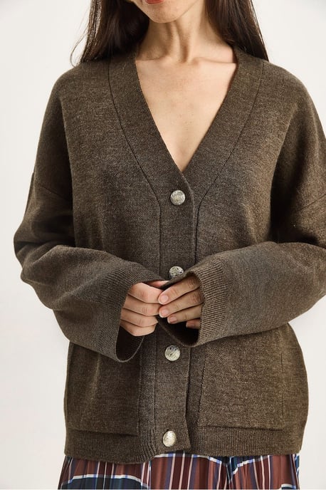 Dicke Rippstrick-V-Ausschnitt-Strickjacke mit Knopfverschluss - Image 6