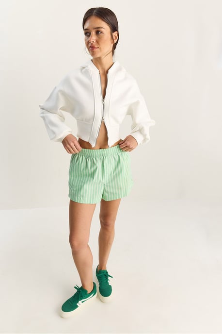 Kapuzensweatshirt im Slim Fit mit Rippstrick und cropped Länge - Image 3
