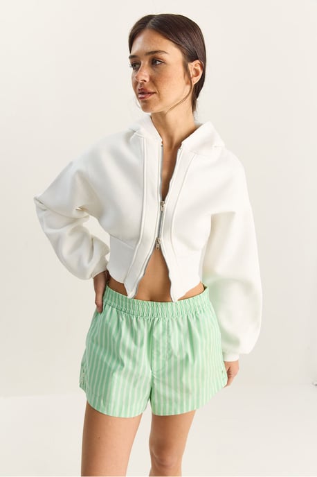 Kapuzensweatshirt im Slim Fit mit Rippstrick und cropped Länge - Image 4