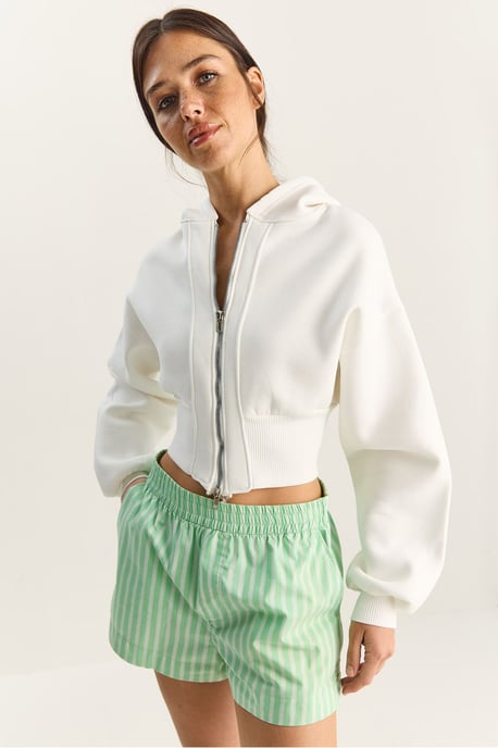 Kapuzensweatshirt im Slim Fit mit Rippstrick und cropped Länge - Image 6