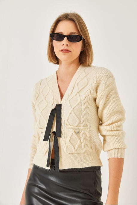 Strukturierter V-Ausschnitt Kurzarmpullover mit Pompon - Image 3