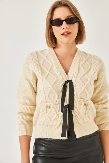 Strukturierter V-Ausschnitt Kurzarmpullover mit Pompon - Image 4
