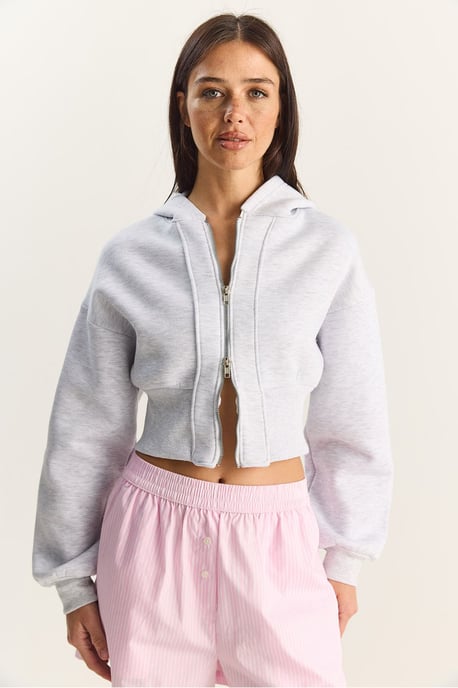 Kapuzensweatshirt im Slim Fit mit geripptem Strick und verkürzter Länge - Image 3