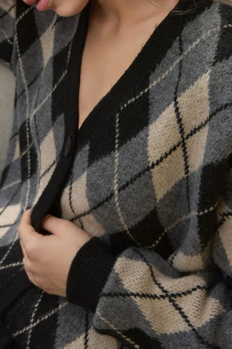 Langer V-Ausschnitt geometrischer Strick-Cardigan mit Knöpfen - Image 4