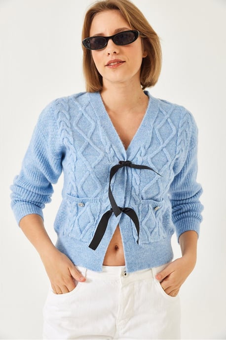 Strukturiertes V-Ausschnitt-Cropped-Cardigan mit Pompon - Image 2