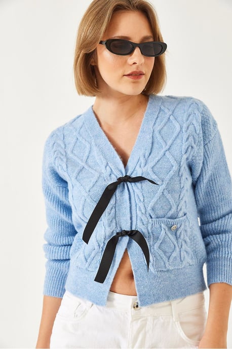 Strukturiertes V-Ausschnitt-Cropped-Cardigan mit Pompon - Image 4