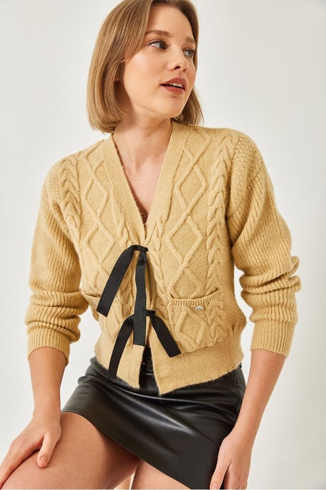 Strukturierter V-Ausschnitt Kurz-Cardigan mit Pompon - Image 2