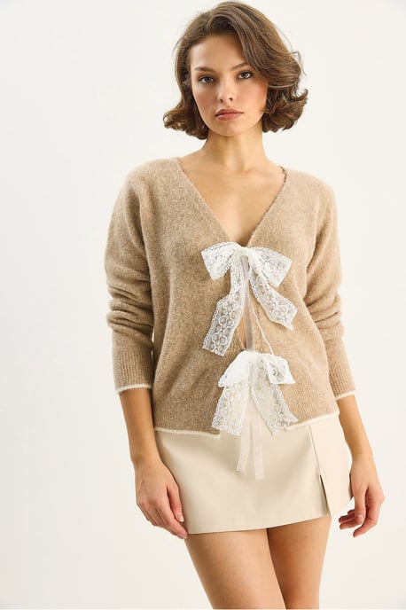 Strick-V-Ausschnitt-Cardigan mit Spitzenbindeschluss - Image 2