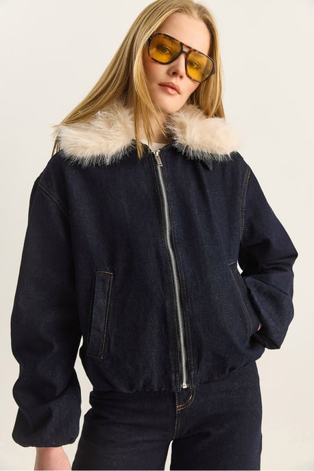 Jeansjacke mit Fake Fur-Details - Image 1