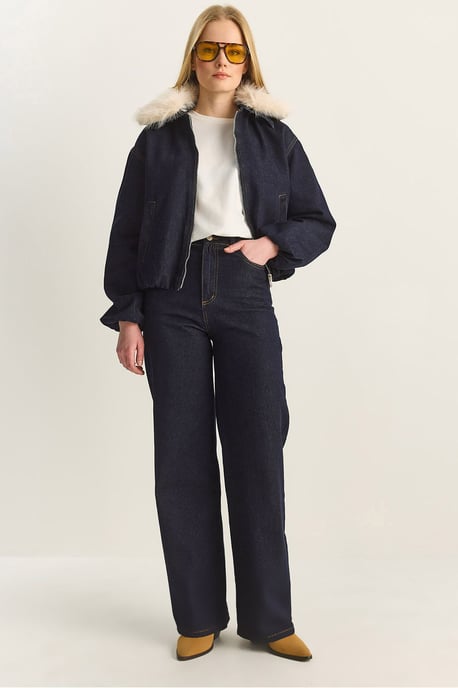 Jeansjacke mit Fake Fur-Details - Image 2